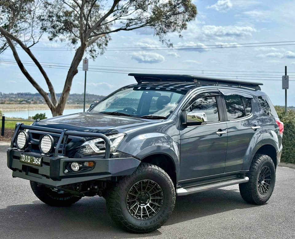 2019 Isuzu MU-X photo 1