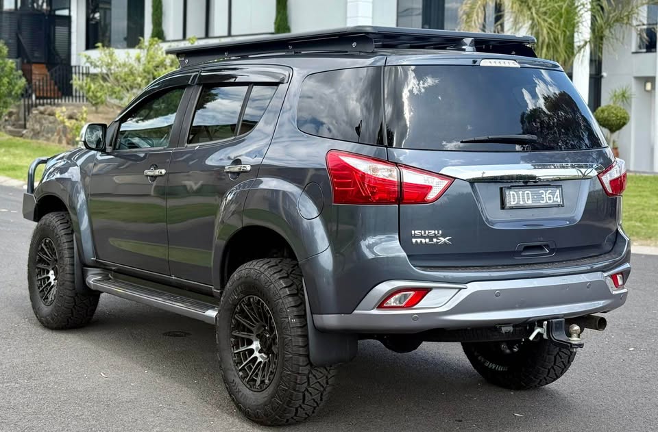 2019 Isuzu MU-X photo 2