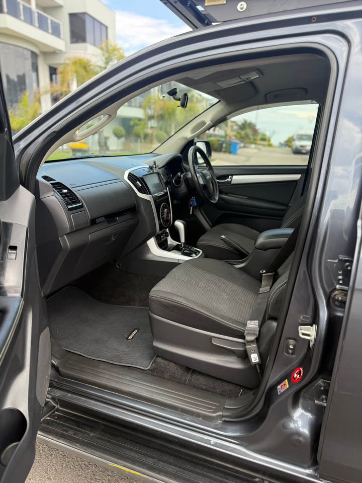 2019 Isuzu MU-X photo 3