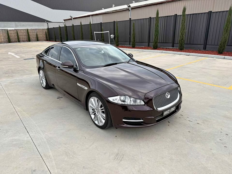 2011 Jaguar XJ photo 1