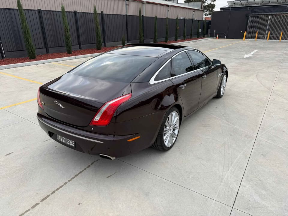 2011 Jaguar XJ photo 2