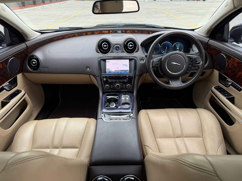 2011 Jaguar XJ photo 3