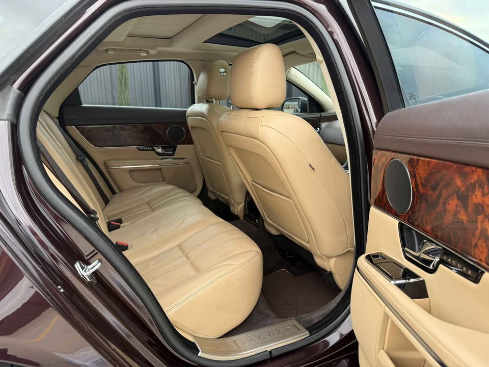 2011 Jaguar XJ photo 4