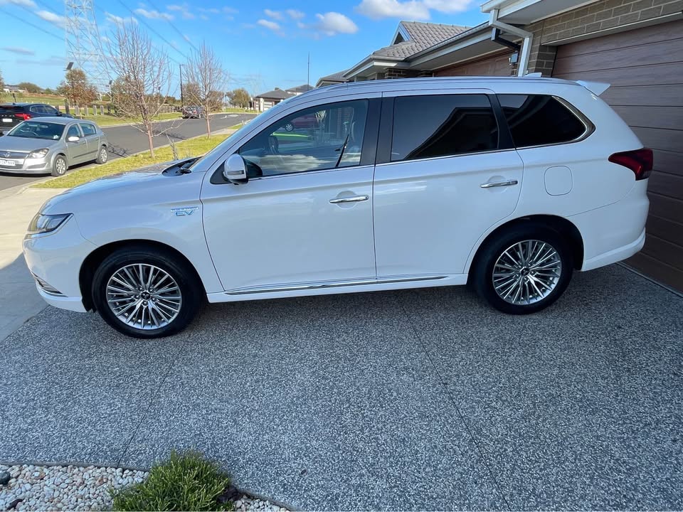 2021 Mitsubishi Outlander photo 2