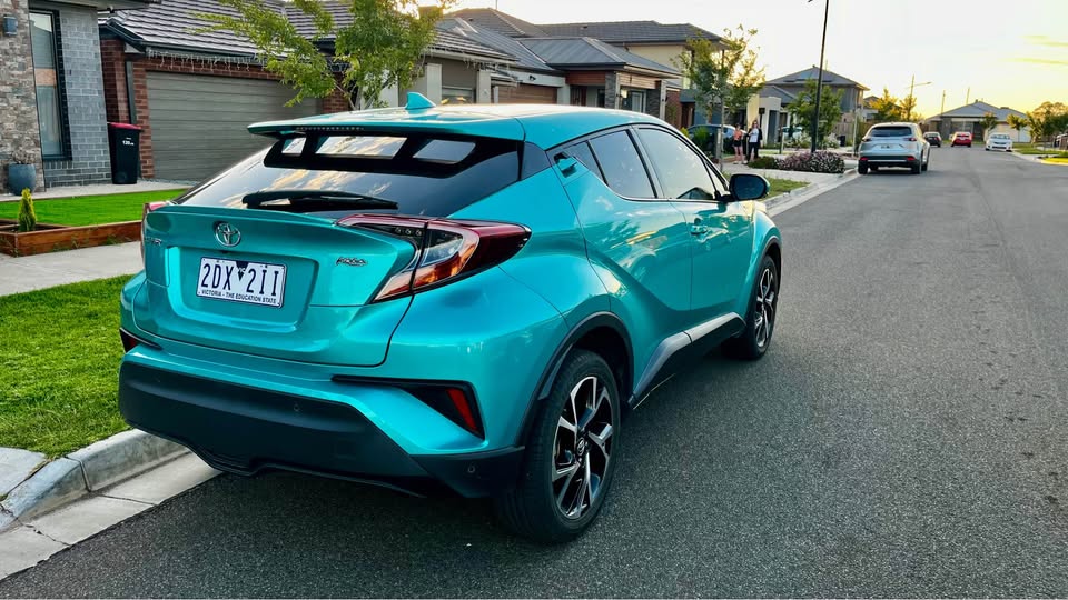 2018 Toyota C-HR photo 2